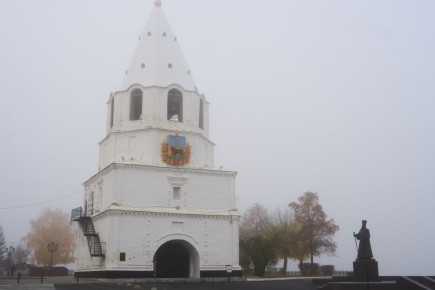 Седое утро в городе. Туман скрывает горизонты, а тишина вокруг становится осязаемой Всем уютного четверга! 30 октября, Кремль, Монастырская набережная, Центральный район, 8:30 утра #ДоброеУтро_Сызрань