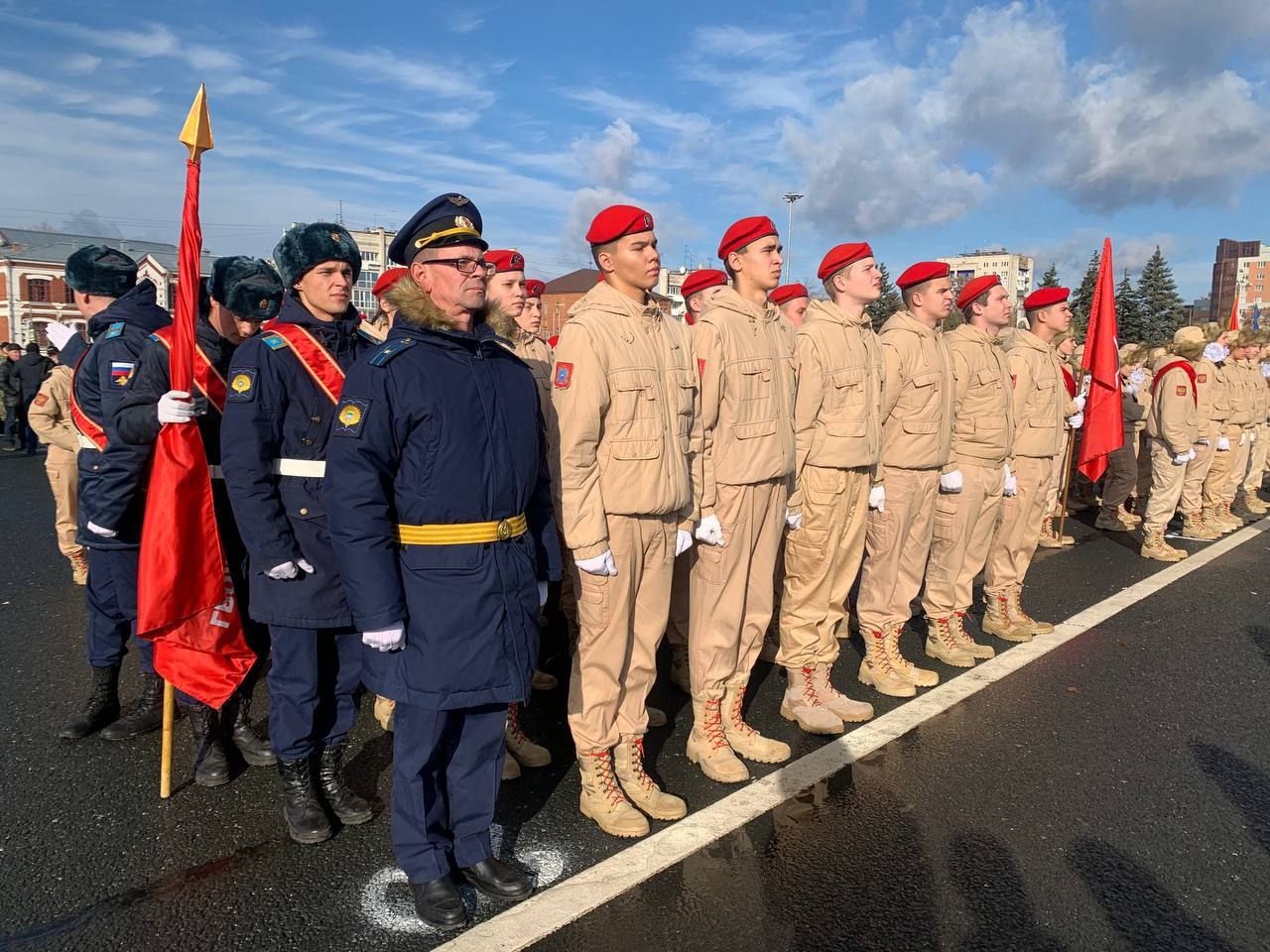 Сегодня сызранские юнармейцы приняли участие в финале смотра парадных расчетов Сегодня сызранские юнармейцы приняли участие в финале смотра парадных расчетов