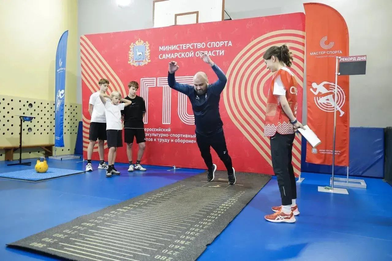 Губернатор Вячеслав Федорищев в школе поселка Кинельского выполнил нормативы ГТО Губернатор Вячеслав Федорищев в школе поселка Кинельского выполнил нормативы ГТО