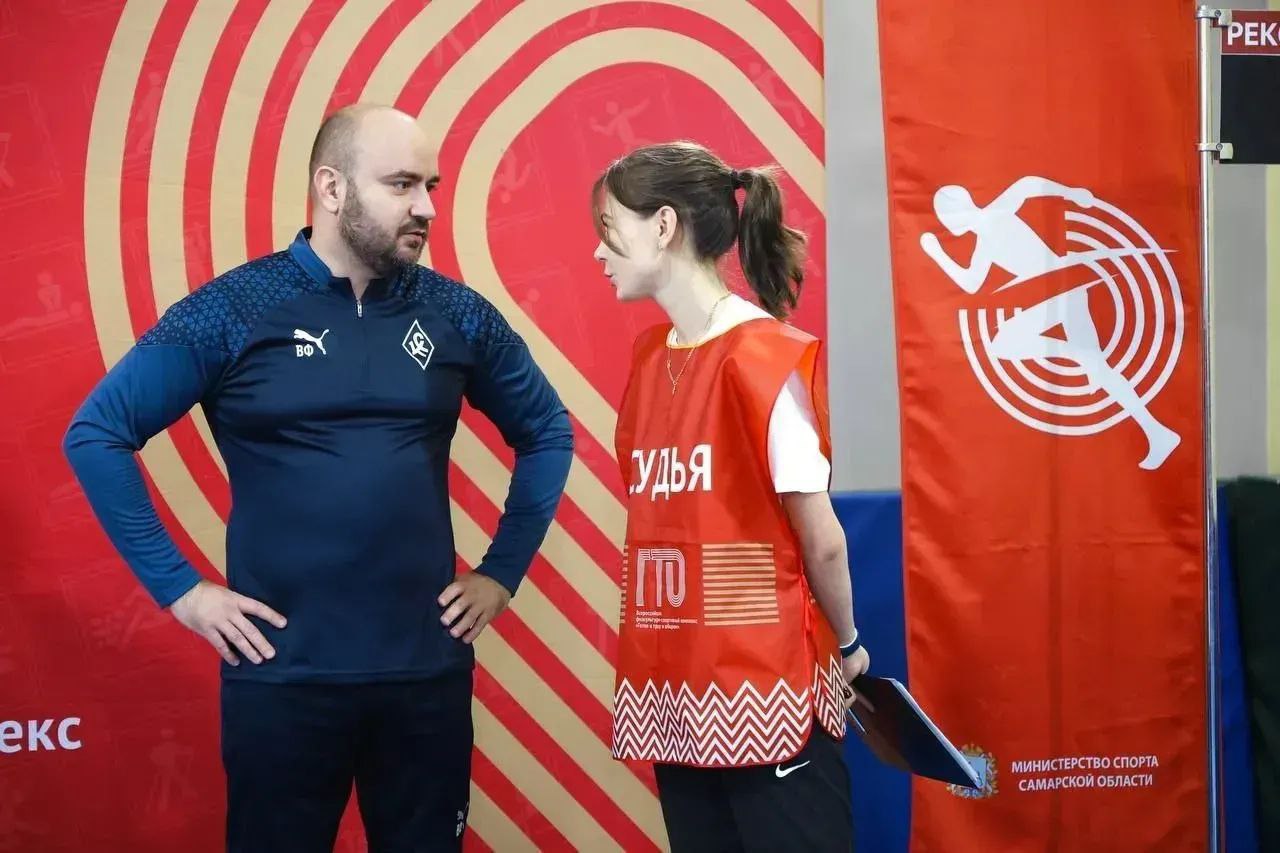 Губернатор Вячеслав Федорищев в школе поселка Кинельского выполнил нормативы ГТО Губернатор Вячеслав Федорищев в школе поселка Кинельского выполнил нормативы ГТО