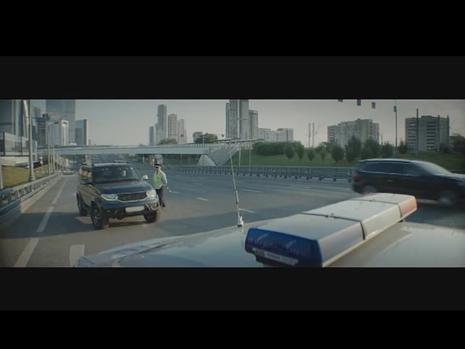 Максимально разрешенная скорость в городе – 60 км/ч, и при лобовом столкновении для непристегнутого ребенка сила удара будет равносильной падению с шестого этажа