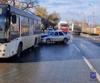Полицейские устанавливают обстоятельства ДТП