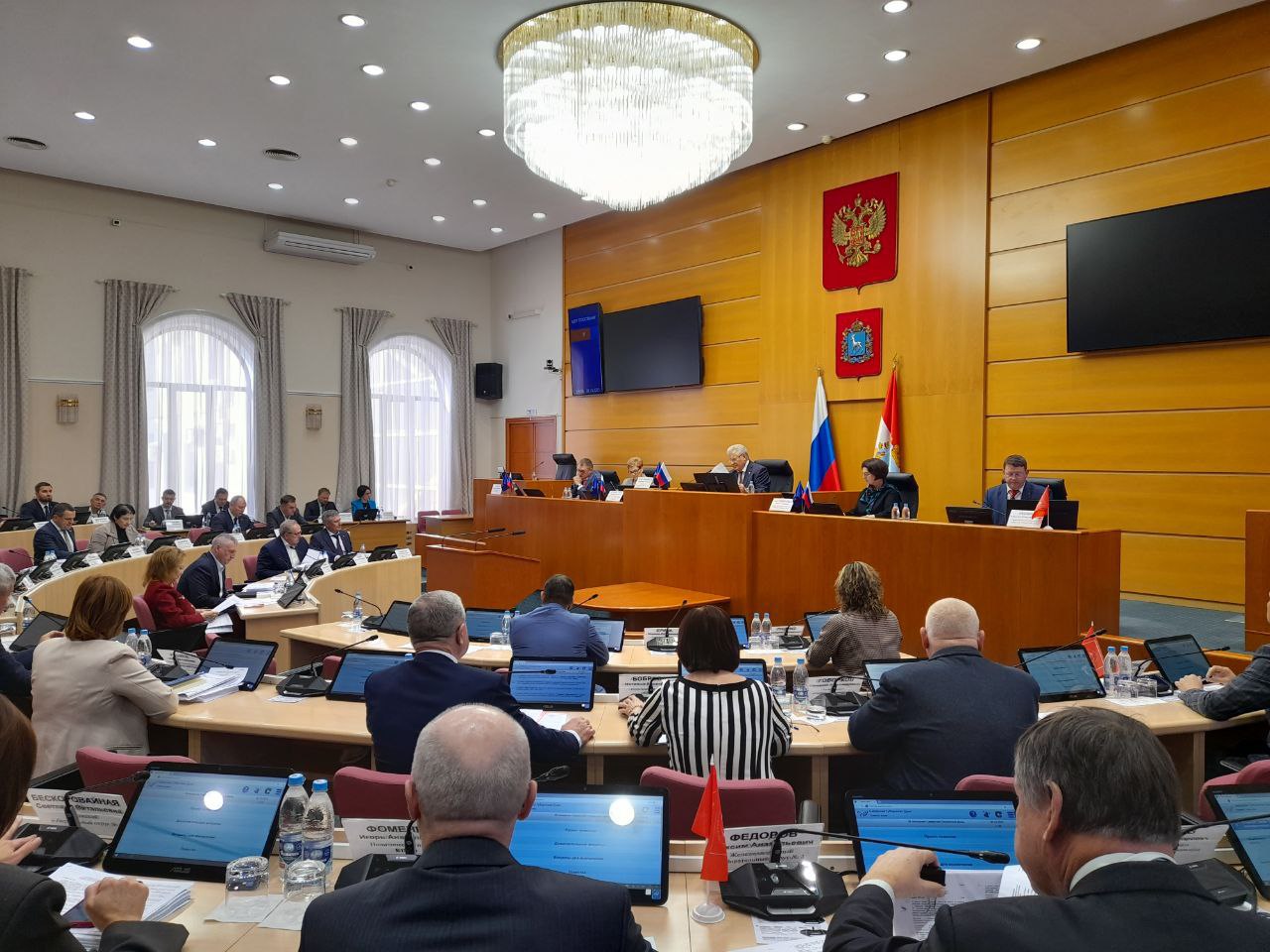 В Самарской Губернской Думе проходит пленарное заседание