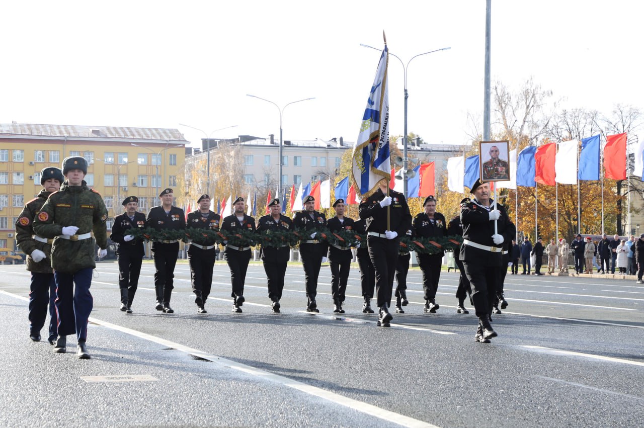 Более 2,5 тысяч человек объединил смотр парадных расчетов образовательных учреждений в Самаре Более 2,5 тысяч человек объединил смотр парадных расчетов образовательных учреждений в Самаре