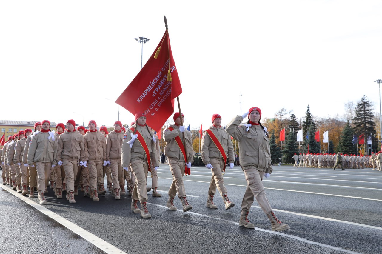 Более 2,5 тысяч человек объединил смотр парадных расчетов образовательных учреждений в Самаре