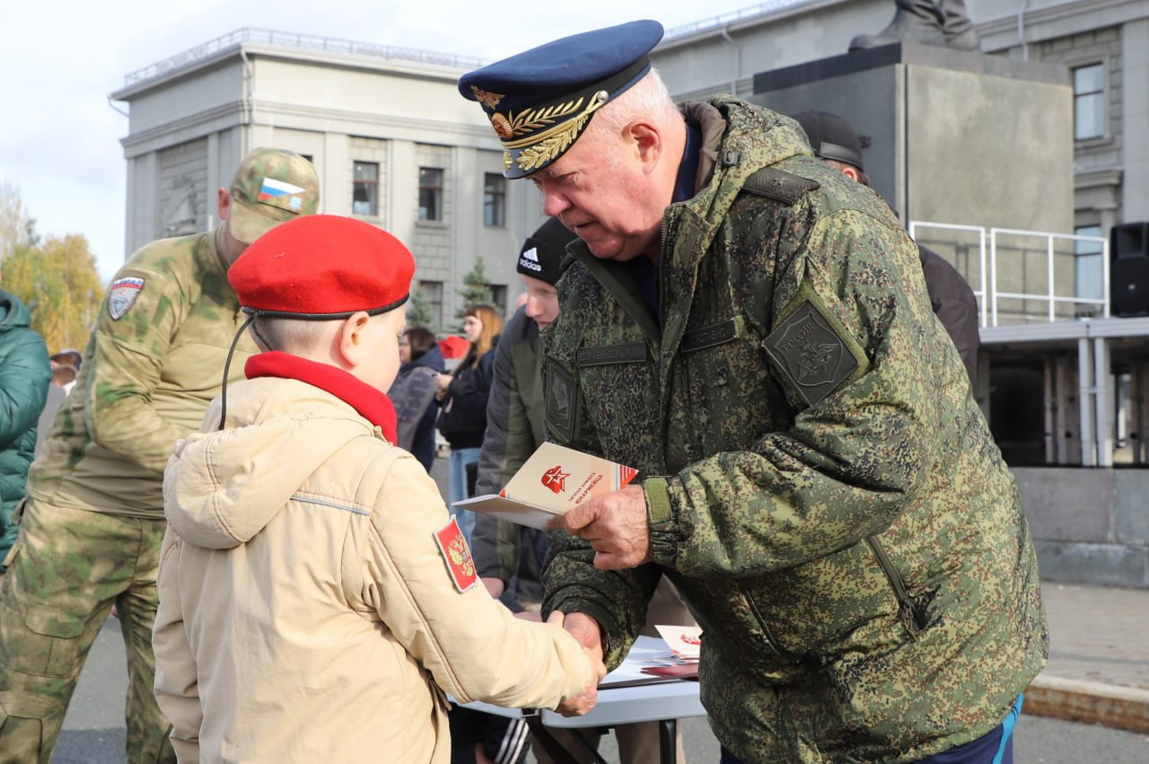 Более 2,5 тысяч человек объединил смотр парадных расчетов образовательных учреждений в Самаре Более 2,5 тысяч человек объединил смотр парадных расчетов образовательных учреждений в Самаре