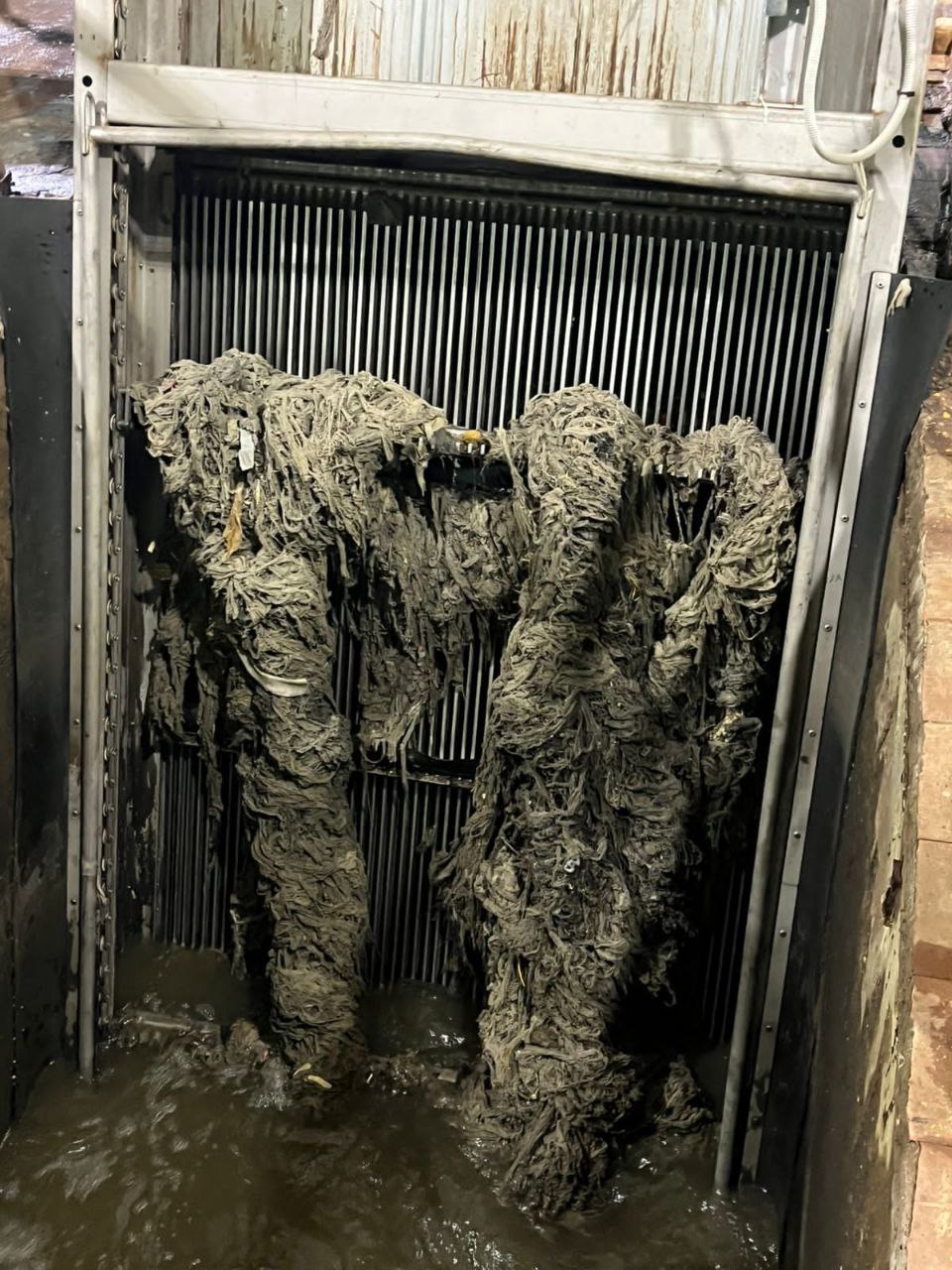 Какое же фу! Самарцы забили канализацию тряпками, зубными щетками и даже игрушками