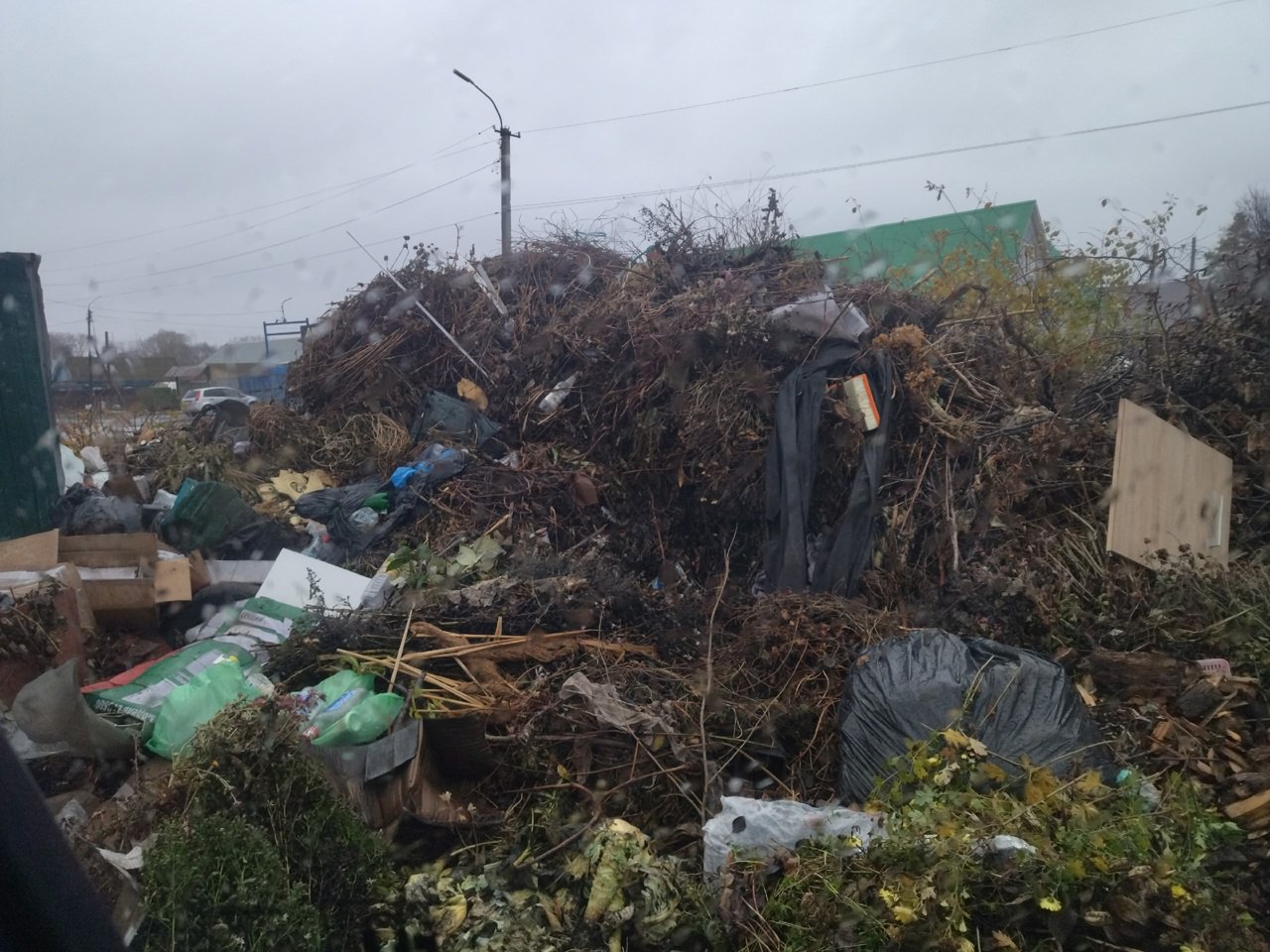 Жители Похвистнево выражают недовольство по поводу свалки, расположенной на улице Революционной, 131 Жители Похвистнево выражают недовольство по поводу свалки, расположенной на улице Революционной, 131