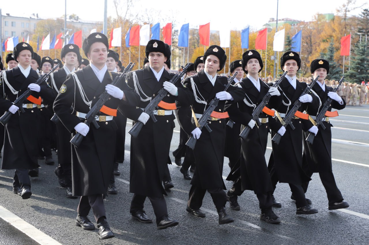 Более 2,5 тысяч человек объединил смотр парадных расчетов образовательных учреждений в Самаре Более 2,5 тысяч человек объединил смотр парадных расчетов образовательных учреждений в Самаре