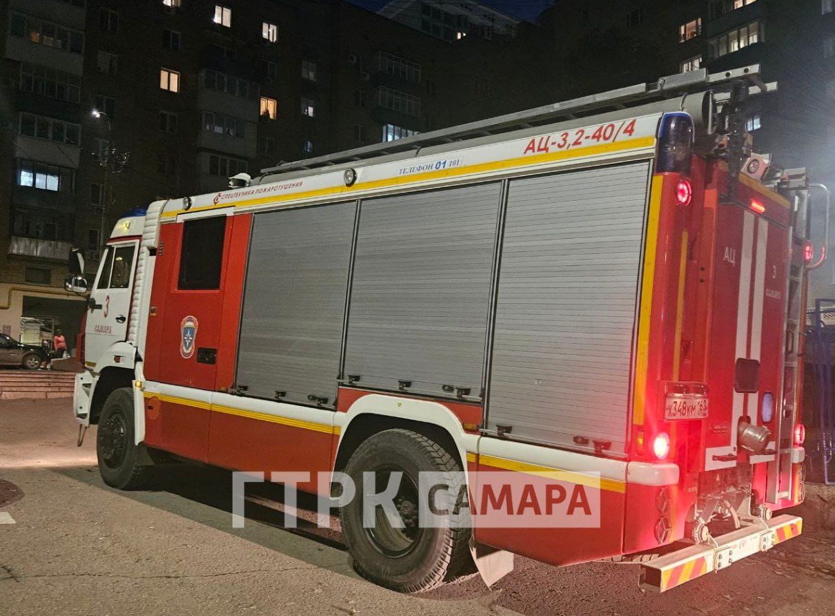 В центре города, во дворе дома №279 по улице Галактионовской, совсем рядом с жилым домом, горит подземный гараж В центре города, во дворе дома №279 по улице Галактионовской, совсем рядом с жилым домом, горит подземный гараж