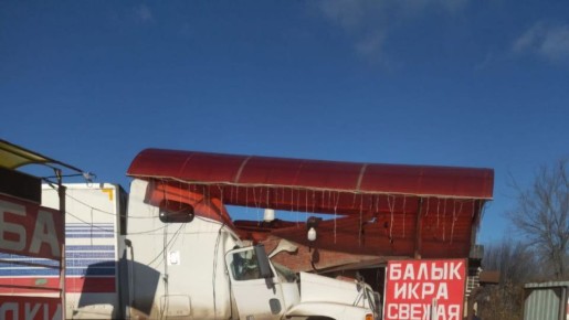 В Самарской области 31 октября водитель фуры снес магазин на трассе