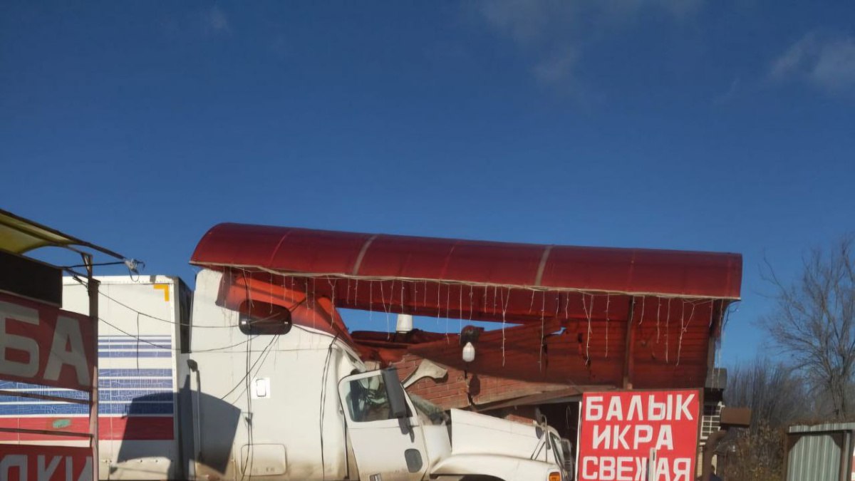 В Самарской области 31 октября водитель фуры снес магазин на трассе