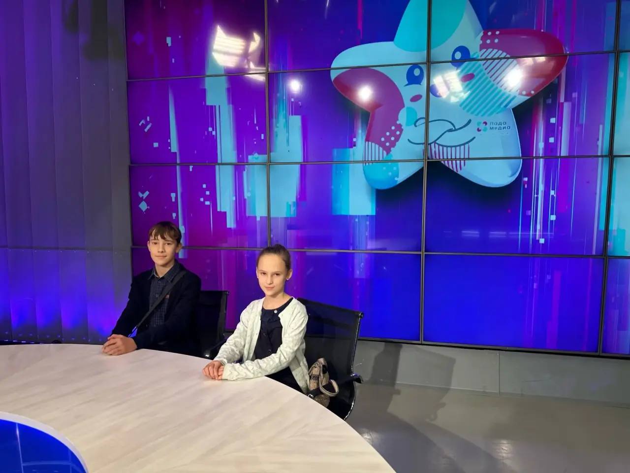 Вопросов море!. Для чего нужна зелёная ткань в студии? Как появляются экспонаты в музее телевидения? И как журналисты озвучивают текст? Все это и не только мы рассказали детям сотрудников компании «Транспорт будущего» Вопросов море!. Для чего нужна зелёная ткань в студии? Как появляются экспонаты в музее телевидения? И как журналисты озвучивают текст? Все это и не только мы рассказали детям сотрудников компании «Транспорт будущего»