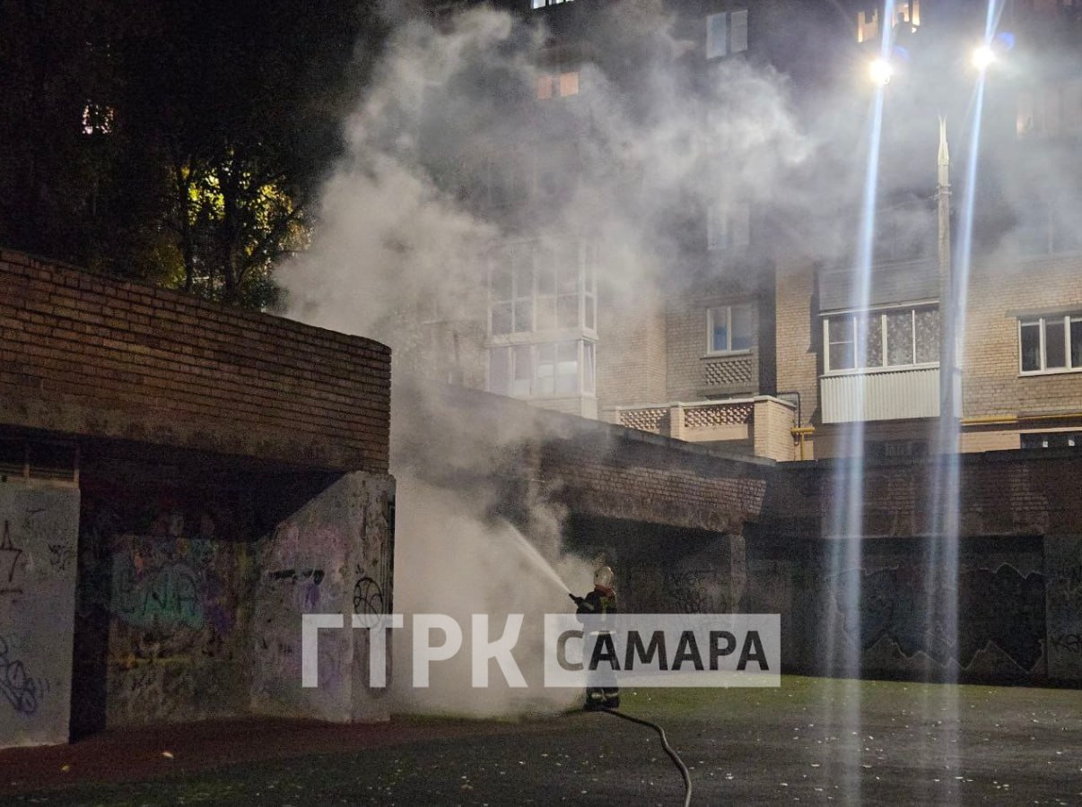 В центре города, во дворе дома №279 по улице Галактионовской, совсем рядом с жилым домом, горит подземный гараж