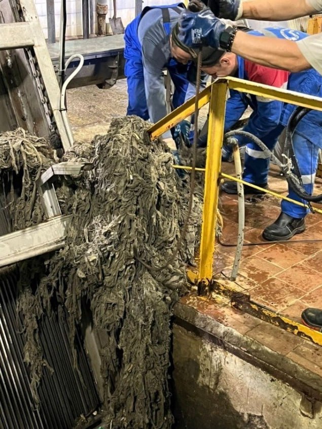 Какое же фу! Самарцы забили канализацию тряпками, зубными щетками и даже игрушками Какое же фу! Самарцы забили канализацию тряпками, зубными щетками и даже игрушками