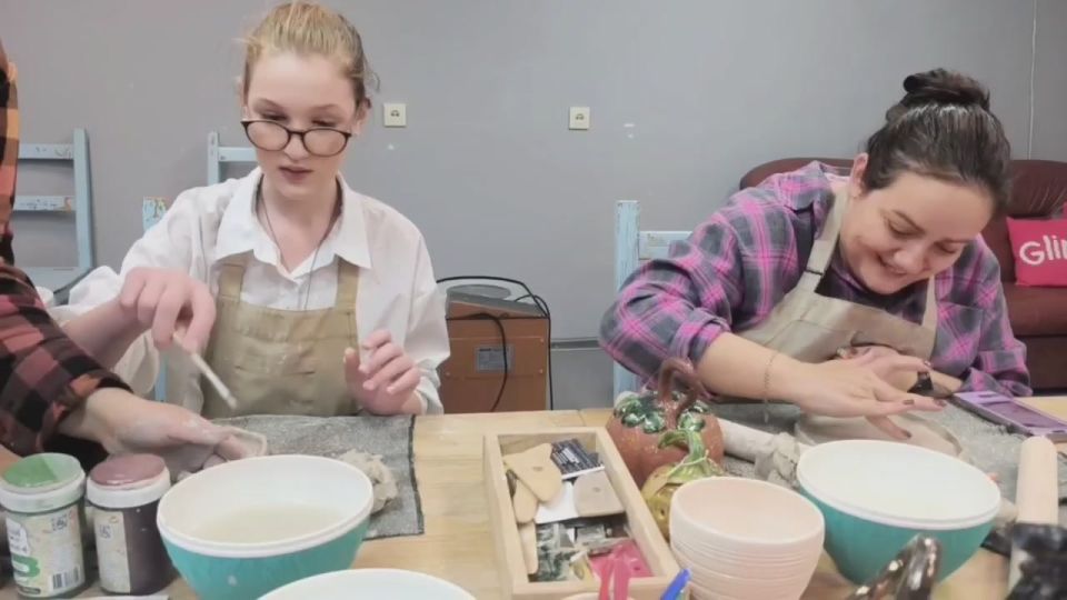 Тарелочки уже сушатся в печах – прошли первые занятия в гончарной мастерской для членов семей военнослужащих «СВОя мастерская. Сила керамики»!