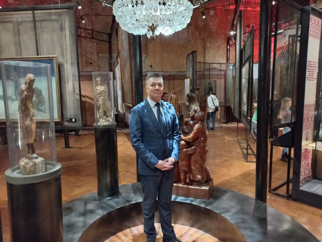 Герой России, космонавт Олег Кононенко посетил выставку «Судьба одна на всех» в Самарском областном художественном музее Герой России, космонавт Олег Кононенко посетил выставку «Судьба одна на всех» в Самарском областном художественном музее