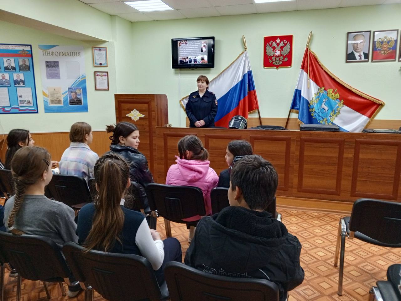 В Самарской области сотрудники полиции совместно с представителем Общественного совета провели экскурсию для учащихся полицейского класса