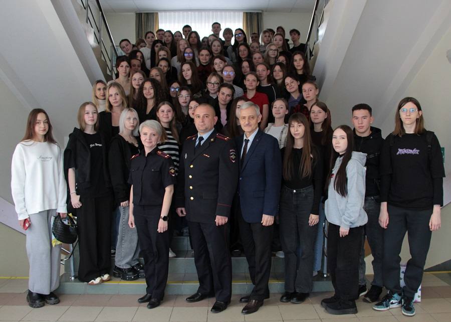 В преддверии Дня народного единства, в областной столице победитель регионального этапа Всероссийского конкурса МВД «Народный участковый» подполковник полиции Сергей Пожаров совместно с врио начальника Отдела информации и...