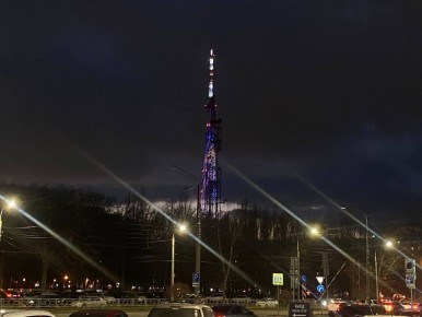 Завершаем понедельник замечательным и ярким видом — телебашня освещает всю Самару своим завораживающим светом
