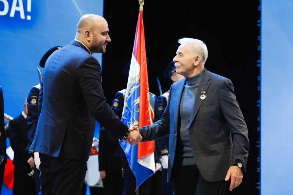 В День народного единства губернатор Вячеслав Федорищев вручил государственные награды жителям Самарской области В День народного единства губернатор Вячеслав Федорищев вручил государственные награды жителям Самарской области