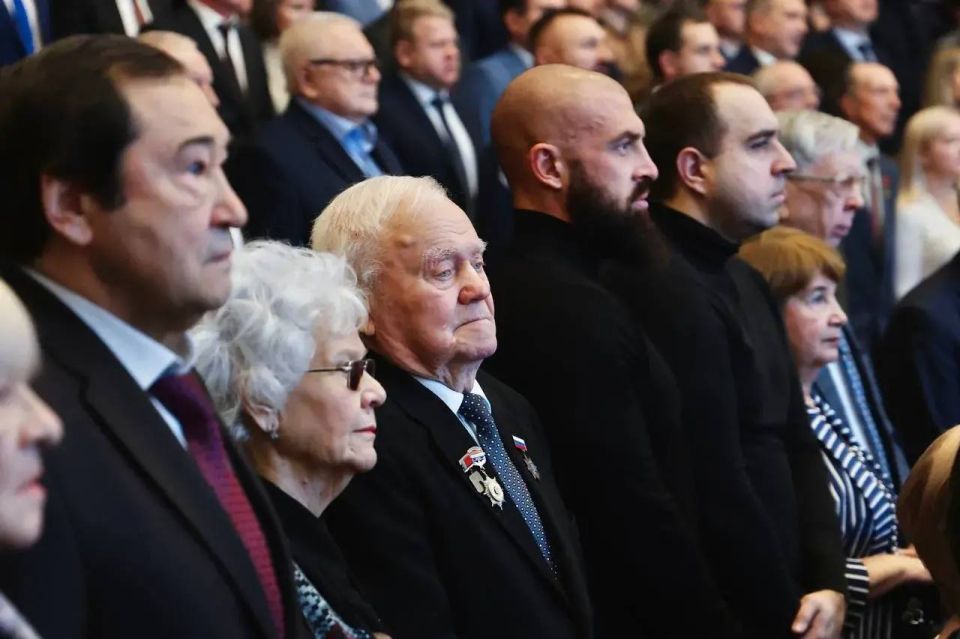 В День народного единства губернатор Вячеслав Федорищев вручил государственные награды жителям Самарской области В День народного единства губернатор Вячеслав Федорищев вручил государственные награды жителям Самарской области