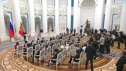 Владимир Путин поздравил россиян с Днем народного единства, выступая на церемонии вручения госнаград