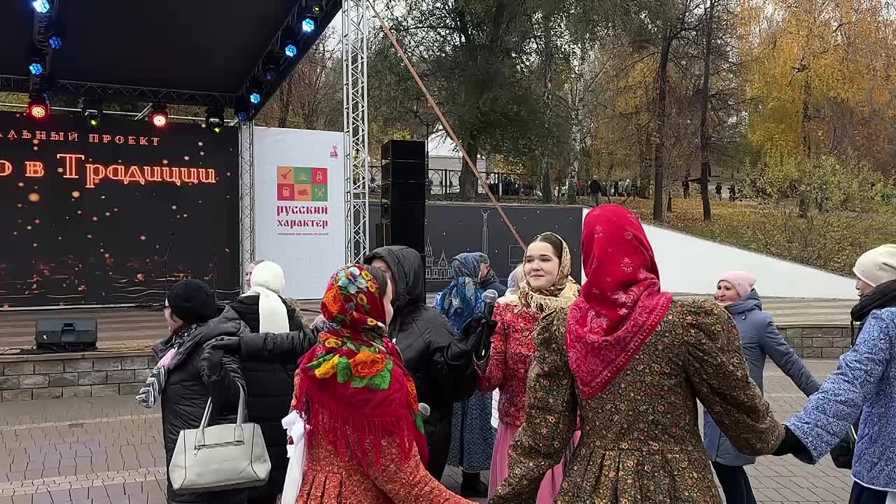 У главной сцены участники народного фестиваля «Русский характер» водят хоровод вместе с фольклорно-этнографическим ансамблем «Сделано в традиции»