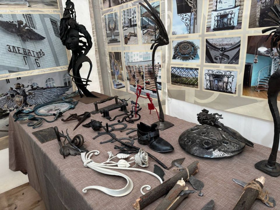 На «Поляне ремесел и забав» фестиваля «Русский характер» можно написать письмо настоящим пером, поиграть в старинные игры, узнать от настоящих кузнецов все о ковке металла На «Поляне ремесел и забав» фестиваля «Русский характер» можно написать письмо настоящим пером, поиграть в старинные игры, узнать от настоящих кузнецов все о ковке металла