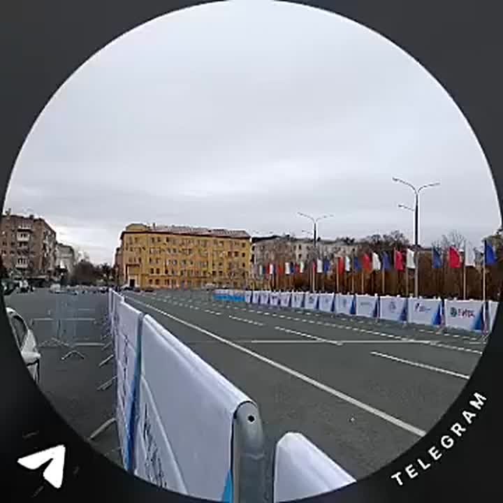 Тем временем на площади Куйбышева идет подготовка к завтрашнему забегу