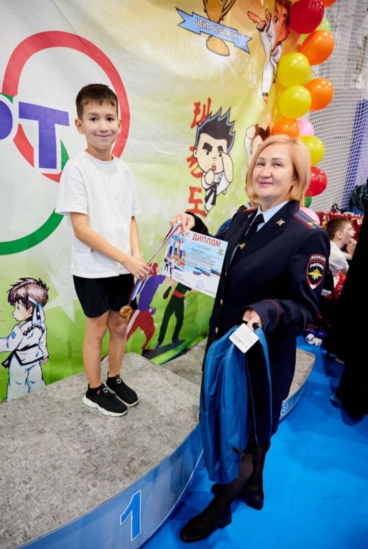 Представитель подразделения по контролю за оборотом наркотиков ГУ МВД России по Самарской области принял участие в открытии турнира по адаптационному кикбоксингу, приуроченном ко Дню народного единства