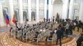 Владимир Путин поздравил россиян с Днем народного единства, выступая на церемонии вручения госнаград