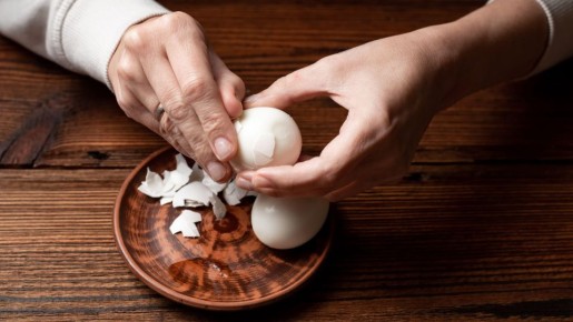 Умные хозяйки уже давно не чистят яйца руками: справляются с задачей за минуту