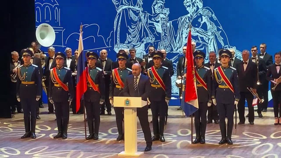 Губернатор Самарской области Вячеслав Федорищев поздравил присутствующих на торжественном концерте в Самарской государственной филармонии