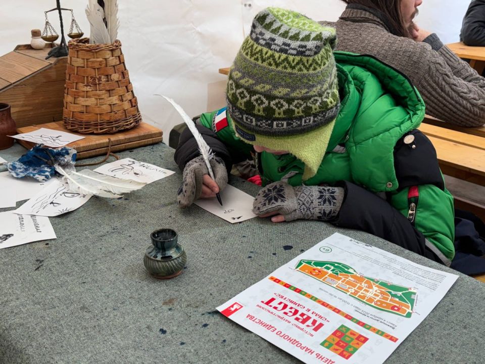 На «Поляне ремесел и забав» фестиваля «Русский характер» можно написать письмо настоящим пером, поиграть в старинные игры, узнать от настоящих кузнецов все о ковке металла