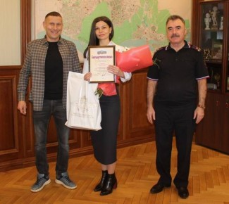 В рамках акции «Им благодарна полиция» начальник Управления МВД России по городу Тольятти Хейрулла Ахмедханов поблагодарил сотрудника финансового учреждения за предотвращение факта мошенничества в отношении местного жителя