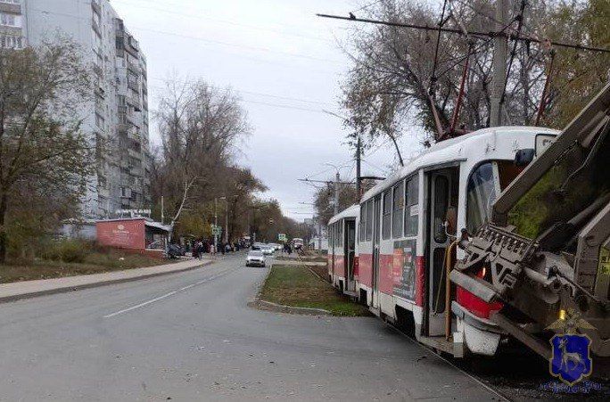 Трамвай и грузовик-мусоровоз столкнулись на улице Ташкентской в Самаре