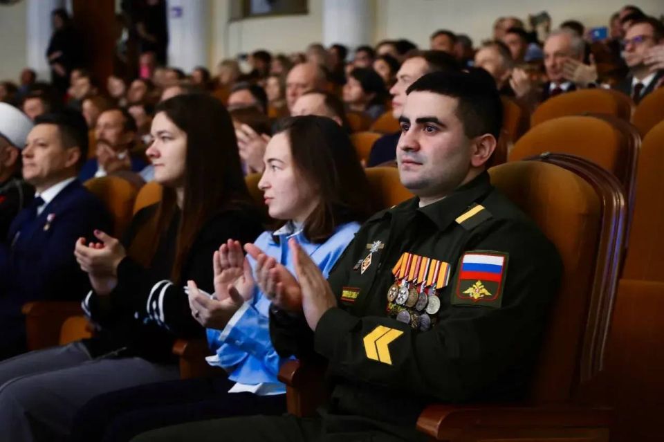 В День народного единства губернатор Вячеслав Федорищев вручил государственные награды жителям Самарской области В День народного единства губернатор Вячеслав Федорищев вручил государственные награды жителям Самарской области