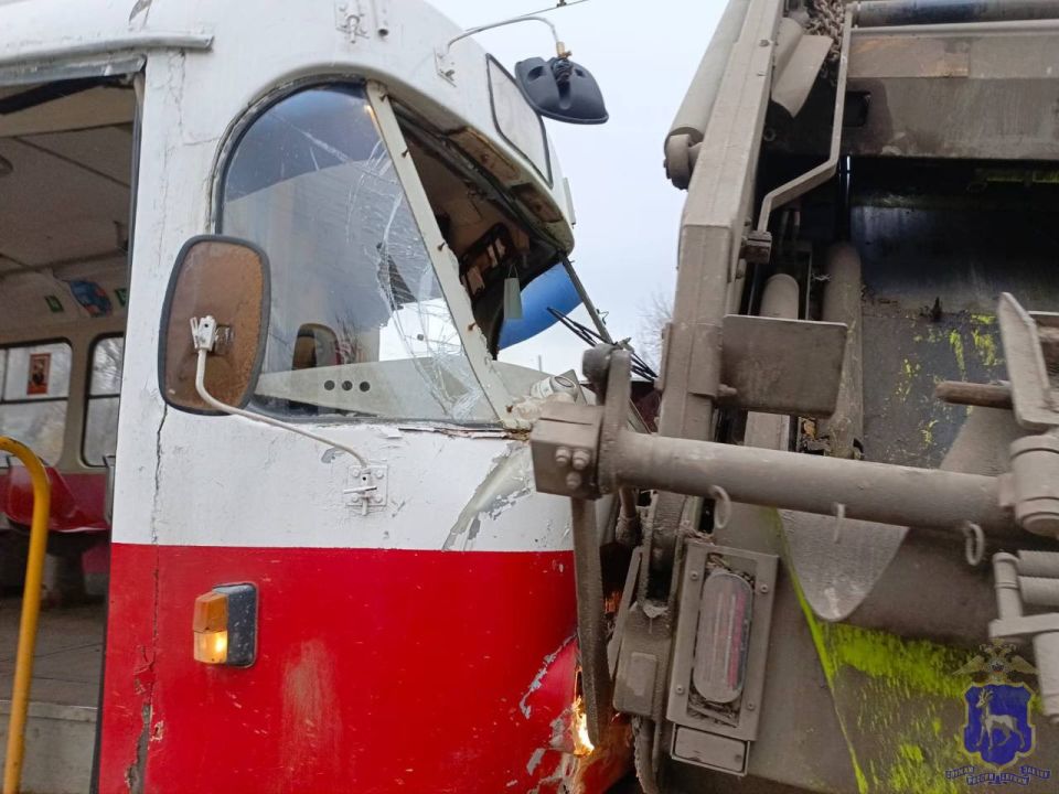 Трамвай и грузовик-мусоровоз столкнулись на улице Ташкентской в Самаре Трамвай и грузовик-мусоровоз столкнулись на улице Ташкентской в Самаре