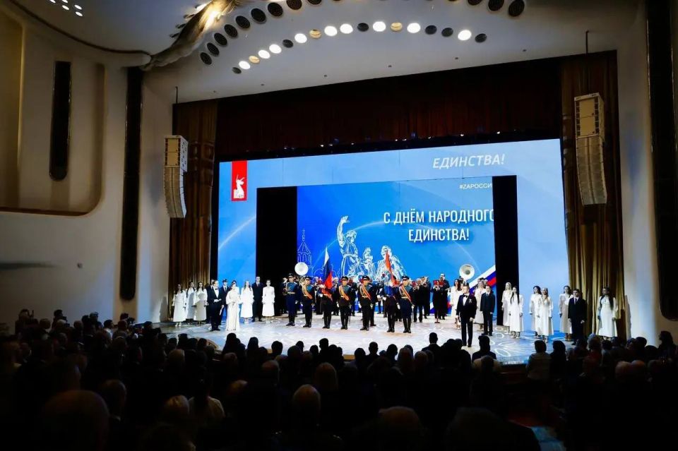 В День народного единства губернатор Вячеслав Федорищев вручил государственные награды жителям Самарской области В День народного единства губернатор Вячеслав Федорищев вручил государственные награды жителям Самарской области