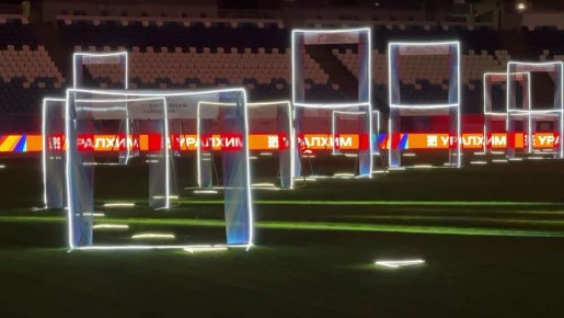 В эти минуты проходит финал Кубка России по гонкам дронов, где команды сражаются в классе 330 мм. Зрители и участники наблюдают за зрелищными заездами и напряженной борьбой за победу