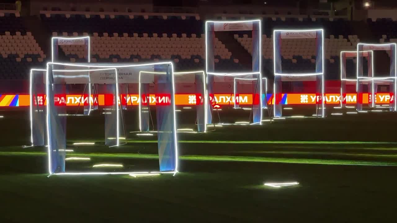 В эти минуты проходит финал Кубка России по гонкам дронов, где команды сражаются в классе 330 мм. Зрители и участники наблюдают за зрелищными заездами и напряженной борьбой за победу