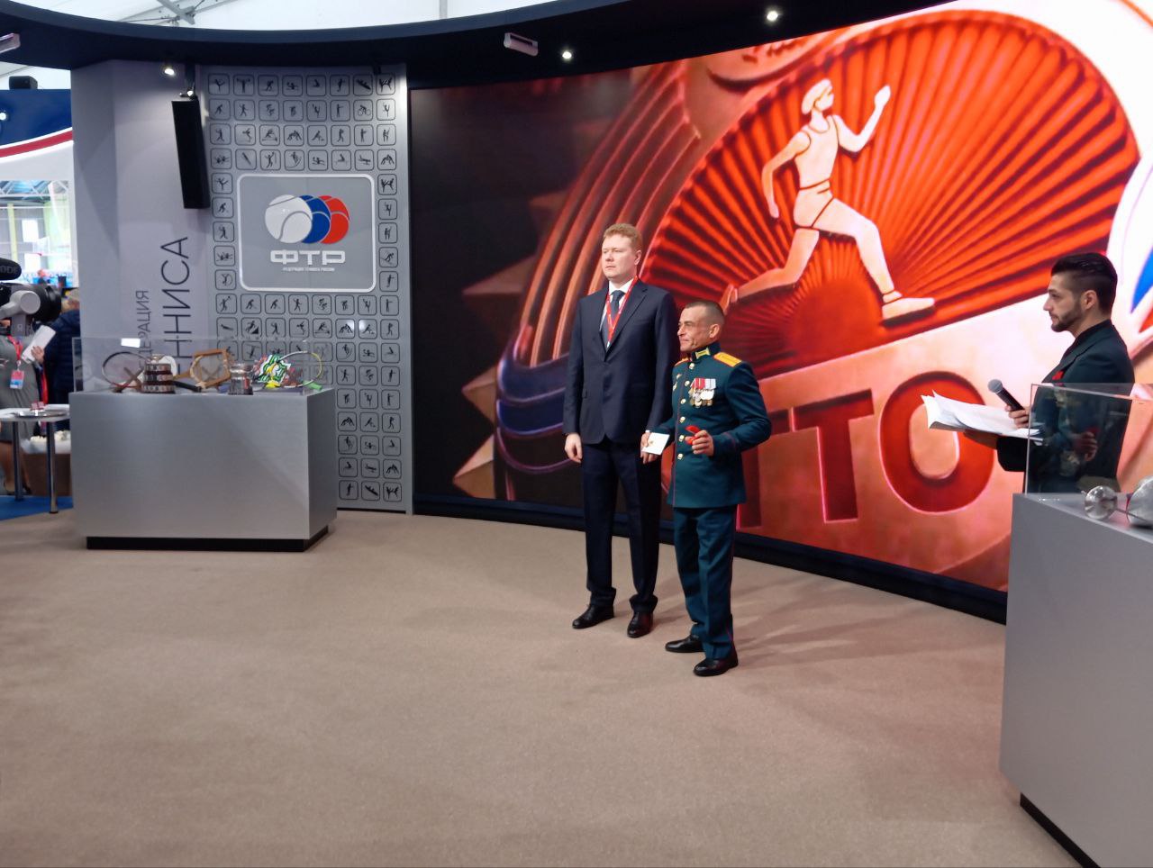 Проходит вручение знаков отличия ГТО