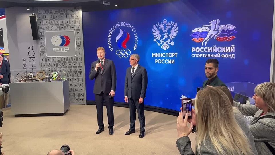 На стадионе «Солидарность Самара Арена», на выставочном павильоне Минспорта РФ проходит церемония вручения знаков отличия ГТО