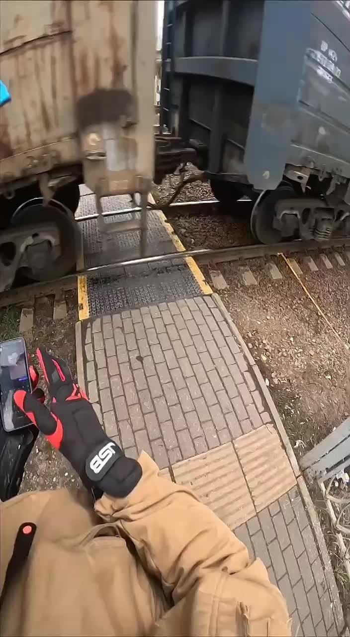 Девушка успела спасти пенсионерку, которая едва не угодила под электричку