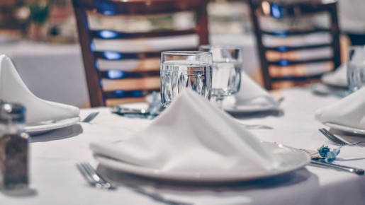 Бокалы засияют как в ресторане: замочите их в дешевом растворе