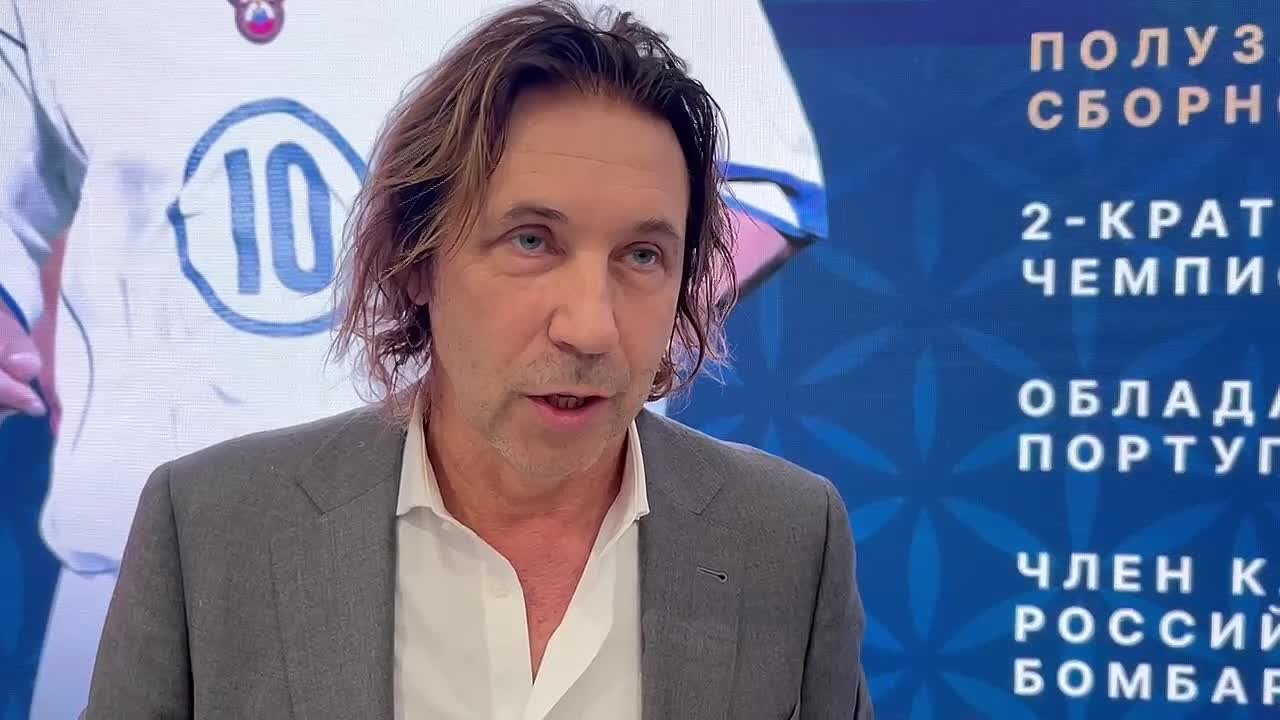 Легендарный российский футболист Александр Мостовой поделился с нашими корреспондентами, откуда он берет энергию для новых побед