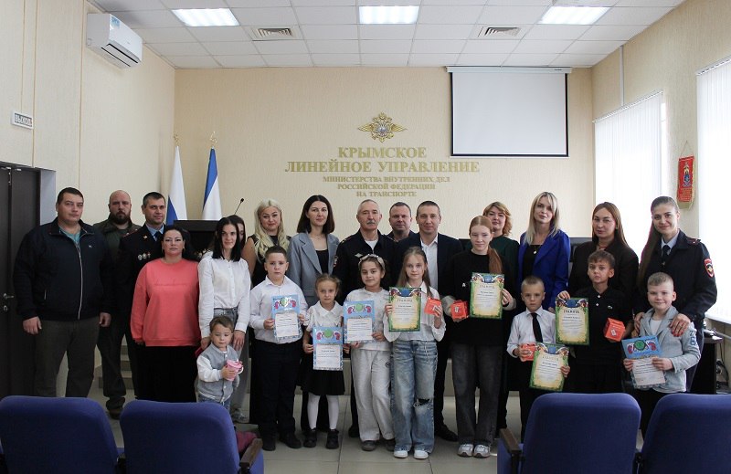 В Крымском ЛУ МВД России на транспорте наградили юных художников В Крымском ЛУ МВД России на транспорте наградили юных художников