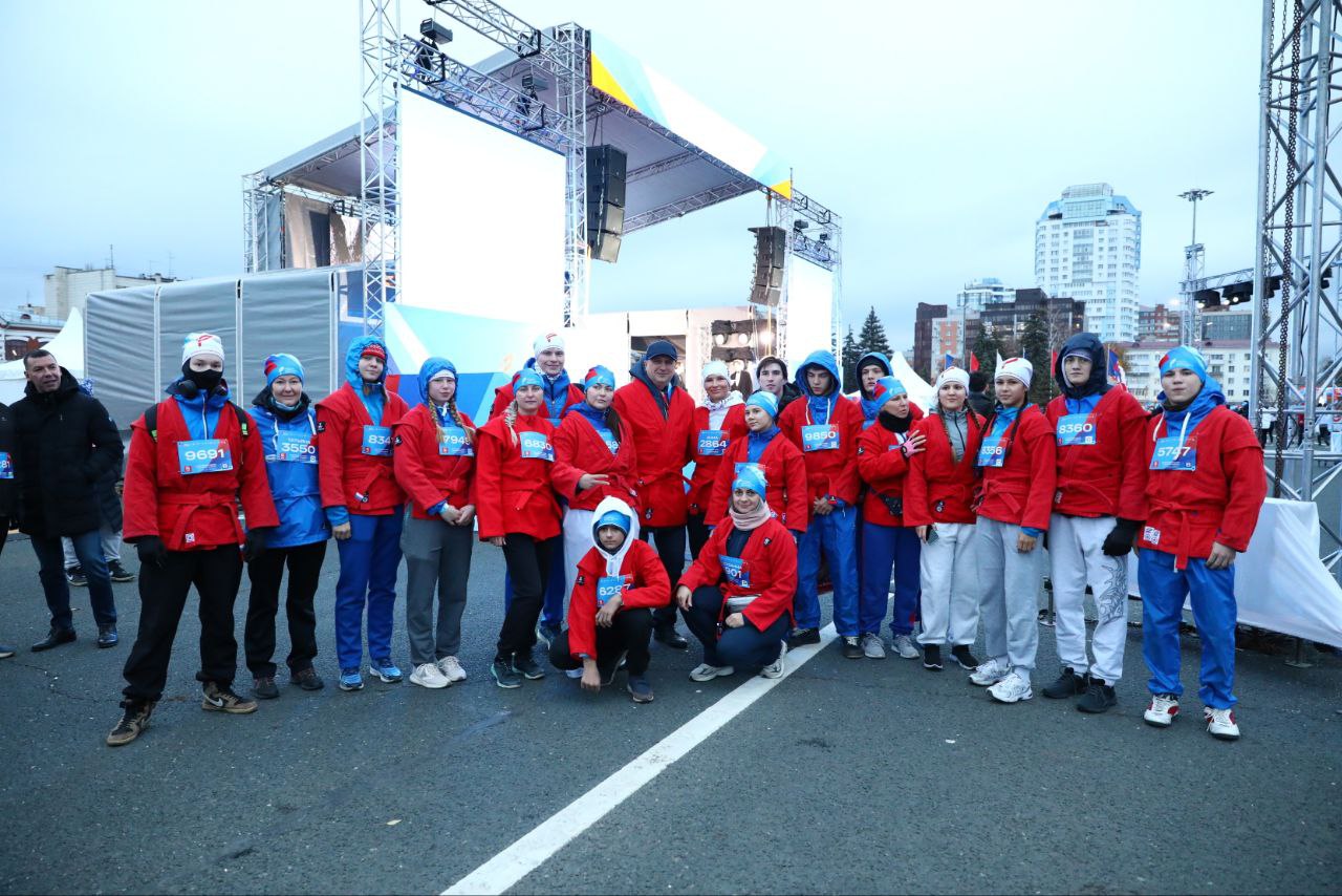 Иван Носков: Спортивное утро в Самаре! Перед стартом массового забега "Чистый спорт" поддержал наших спортсменов и коллег
