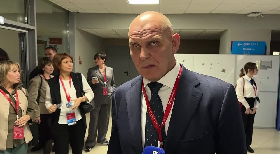 А затем в более неформальной обстановке Александр Карелин рассказал нашим корреспондентам о работе форума